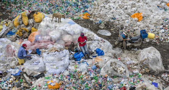 Dandora Landfill #3, Plastics Recycling, Nairobi, Kenya, 2016. Photo © Edward Burtynsky, courtesy Howard Greenberg Gallery and Bryce Wolkowitz Gallery, New York / Robert Koch Gallery, San Francisco